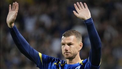 تكريم إدين دجيكو الهداف التاريخي لمنتخب البوسنة والهرسك في مباراته الأخيرة (فيديو)  