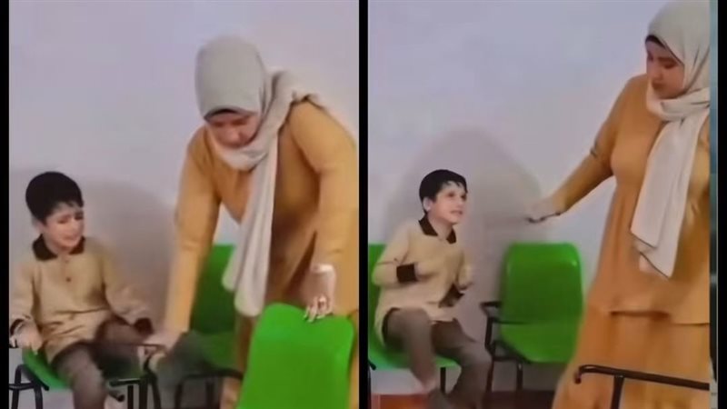 ضرب تلميذ على قدميه،