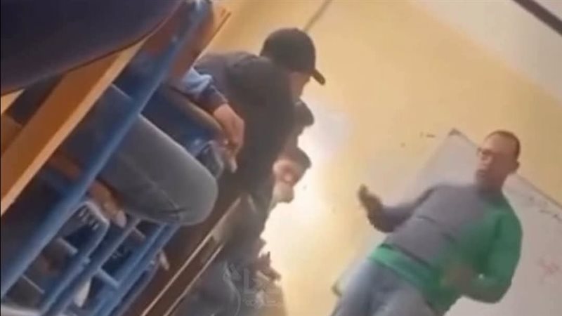 فيديو لمعلم يعتدي