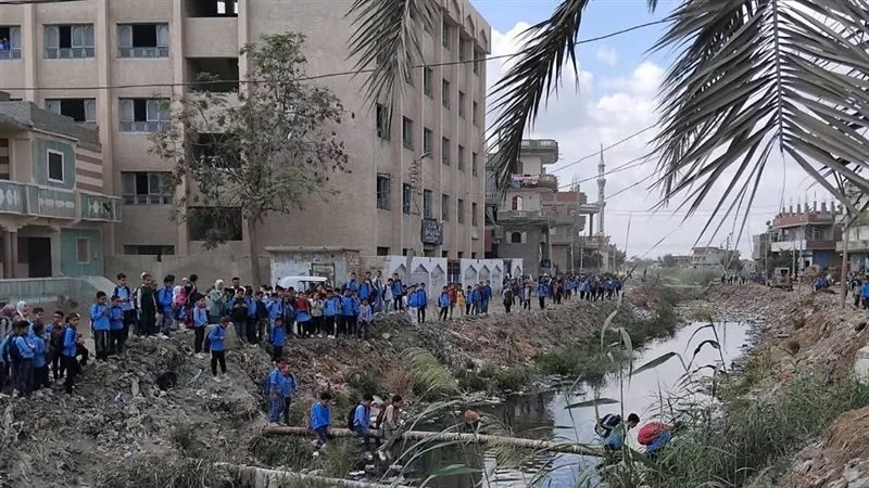 أثناء عبور الطلاب