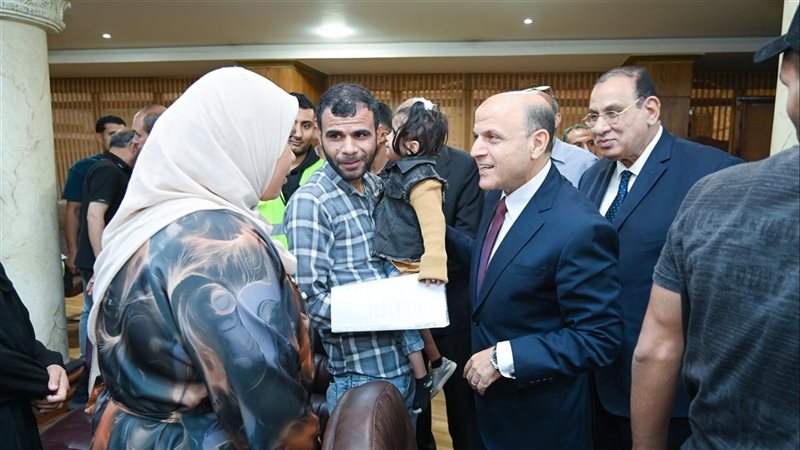 محافظ الغربية يسلم