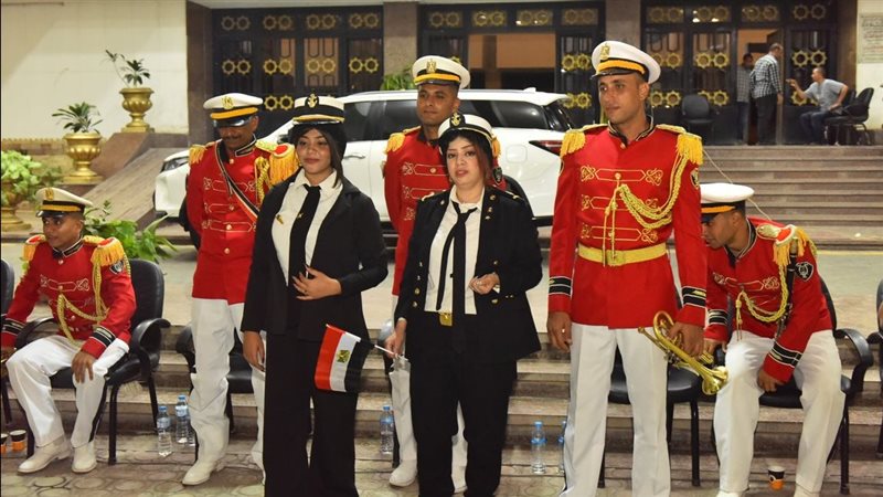 عروض أمام مبنى محافظة