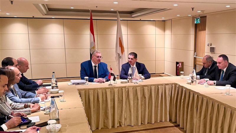وزير البترول يبحث