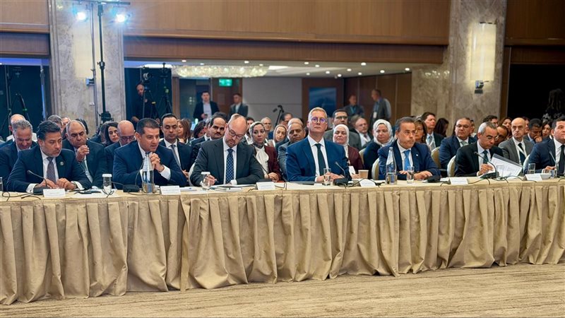 وزير البترول في اجتماع