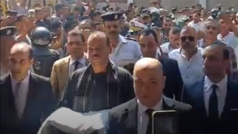 تقديم الكفن لولي