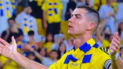 احتفال كريستيانو رونالدو مع جماهير النصر عقب الفوز على الدرعية بالدوري السعودي (فيديو)  