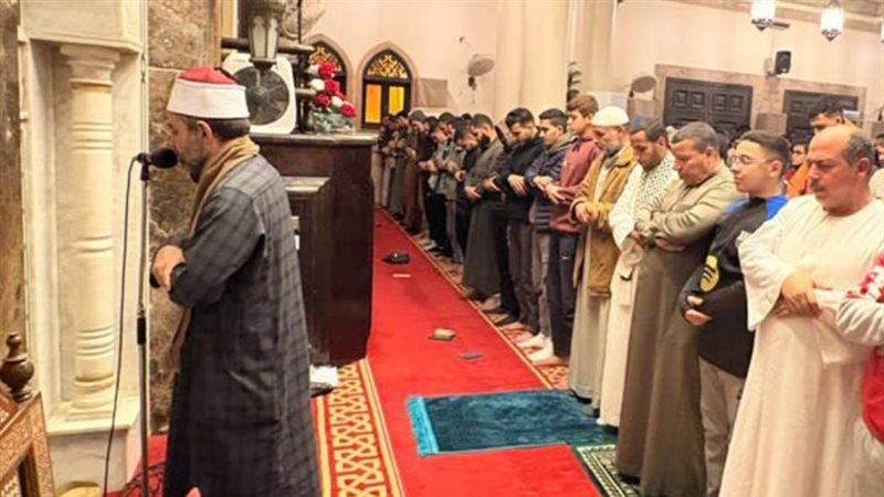 الصاق القدم بالقدم