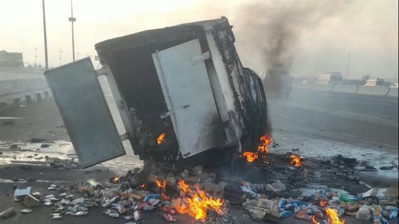 حريق سيارة بطريق