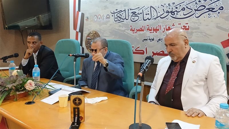 لقاء ثقافي بمعرض
