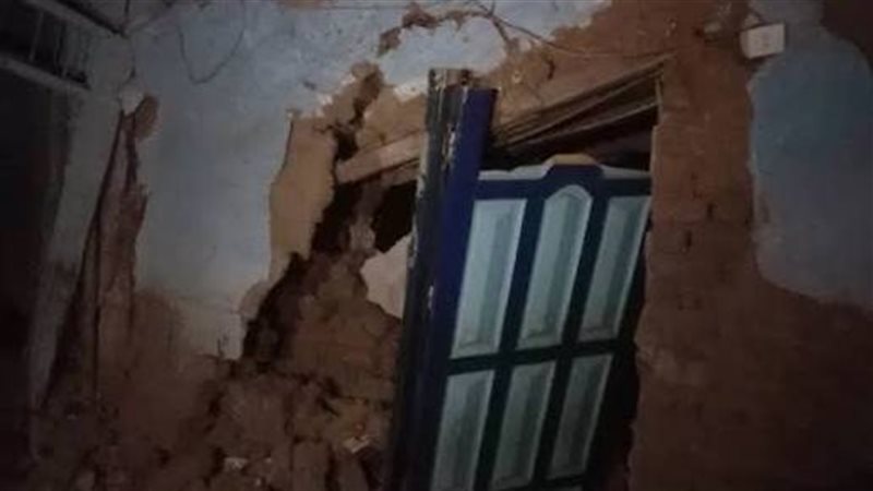 مصرع طفلة وإصابة والدها في انهيار جدار منزل بأسوان