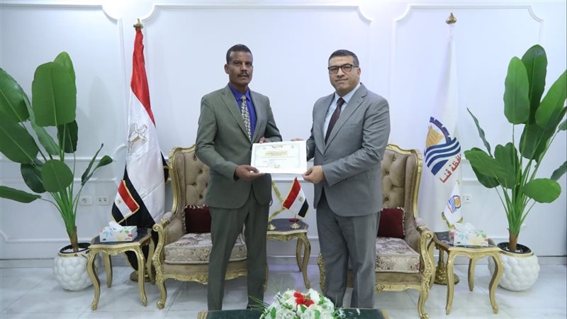 محافظ قنا يكرم مدير