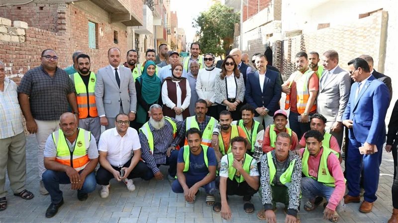 صورة تذكارية مع عمال