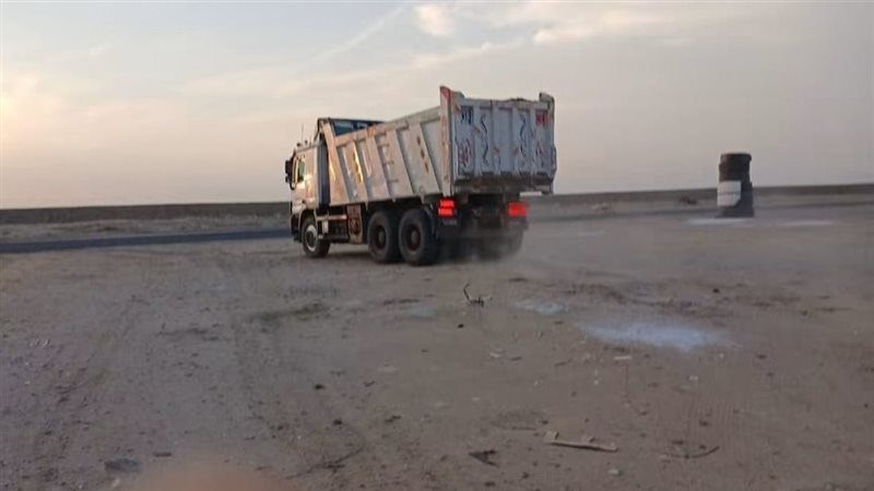 سيارة تلقي بالمخالفات
