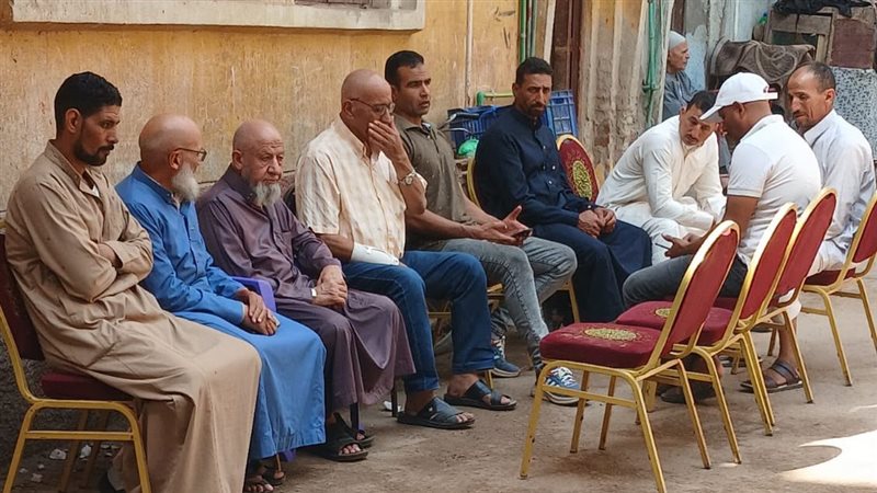 الأهالي أمام منزل