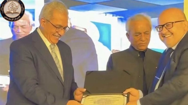 منح رئيس جامعة الأزهر