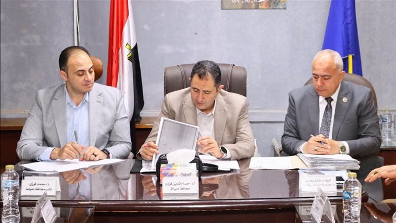 محافظ دمياط يستمع