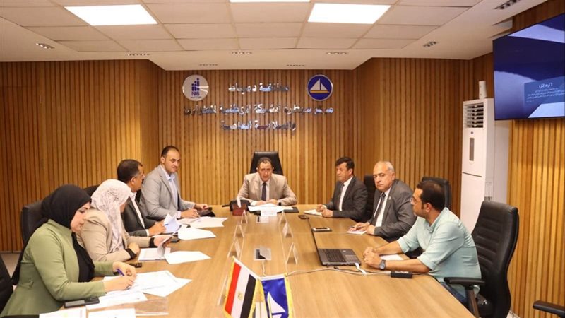 محافظ دمياط يناقش