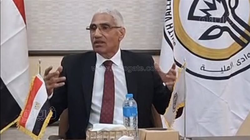 الدكتور عباس منصور،