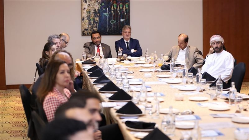 مائدة مستديرة حول