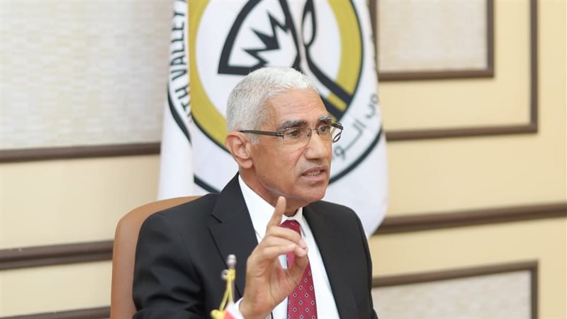  الدكتور عباس منصور،