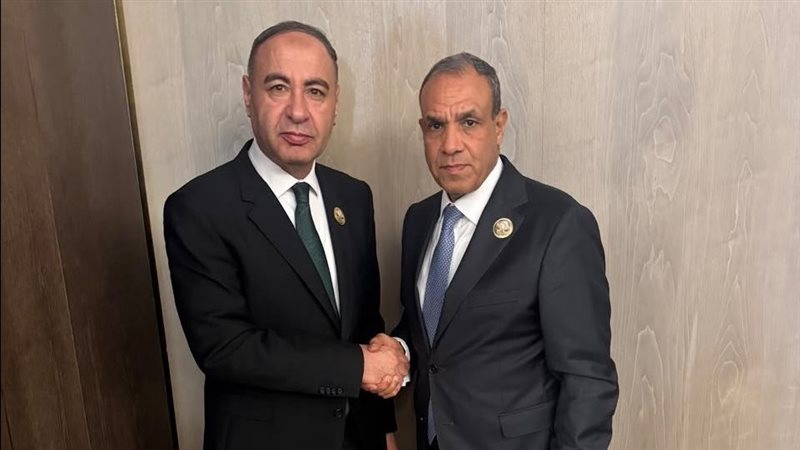 وزير الخارجية مع