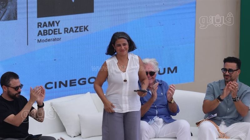 نادين خان، فيتو