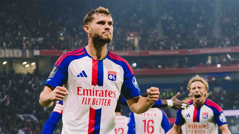 ليون بـ10 لاعبين يفوز على نيس 2-1 في الدوري الفرنسي 
