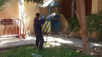 فرق المكافحة بقنا تواصل تطهير وتعقيم الميادين وأسواق بيع الخضار | صور