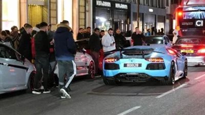 سباقات سيارات بشوارع لندن الخاوية وسط تحذيرات من كورونا | فيديو وصور