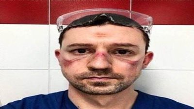 الإرهاق يستنزفهم.. صور مؤلمة لأطباء إيطاليين بعد 14 ساعة عمل