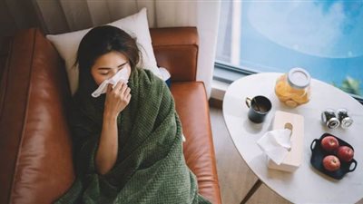 استشاري مناعة يكشف حقيقة الإصابة بفيروس كورونا حال التعرض لـ5 نزلات برد