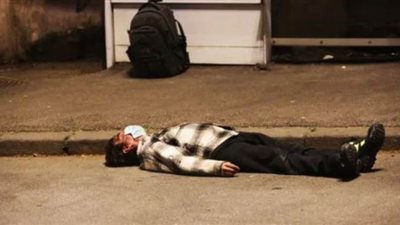 مصابون بكورونا يتساقطون في شوارع إيطاليا | صور