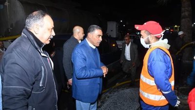 محافظ مطروح يتفقد غلق المحال تنفيذا للإجراءات الاحترازية من الكورونا | صور