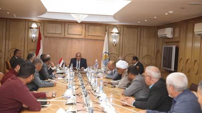 محافظ قنا يلتقي بالمستثمرين وأصحاب المصانع | صور