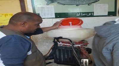 مدرس يتبرع بموتور رش.. ومدير ومعلمو المدرسة يطهرون الفصول للوقاية من كورونا بقنا