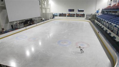 إسبانيا تغلق المقابر وتحول حلبة تزلج إلى مشرحة لجثث ضحايا كورونا المتكدسة | صور