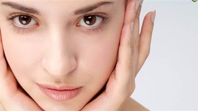 لصاحبات البشرة الدهنية .. 6 نصائح مضمونة لغلق المسام الواسعة