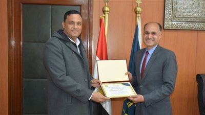 تكريم مسئول الإقراض في جهاز تنمية المشروعات بالدقهلية