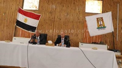 محافظ الوادى الجديد يلتقي رؤساء القري لمتابعة إجراءات الوقاية من فيروس كورونا