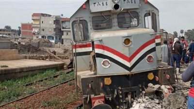 رفع آثار خروج قطار عن القضبان بمحطة بسنديلة في الدقهلية