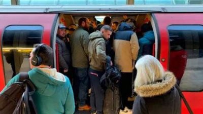 رغم تفشي كورونا.. مترو أنفاق بريطانيا مزدحم بالركاب| صور