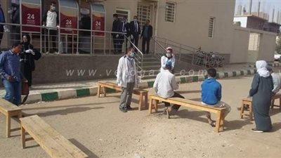 متطوعون أمام ماكينات الصرف الآلي بالوادى الجديد لحماية المواطنين من كورونا