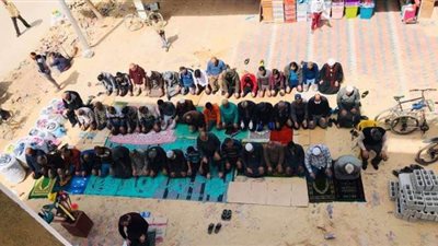 استياء المواطنين بسبب صلاة جماعة خارج مسجد مغلق بالعريش