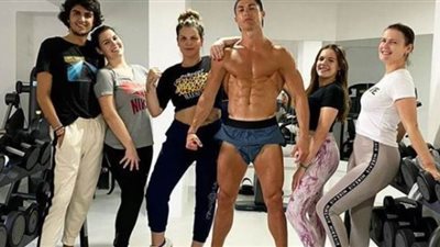 رونالدو يقضي وقته في الحجر الصحي داخل الجيم.. وميسي مع أطفاله