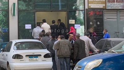 بعد قرار حظر التجوال.. زحام على ماكينات الصرف الآلي| صور