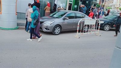 قبل تطبيق الحظر.. زحام على ماكينات الصرف الآلي في الاسكندرية | صور