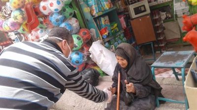 حملة لتطهير وتعقيم كبار السن في الشوارع بقنا | صور