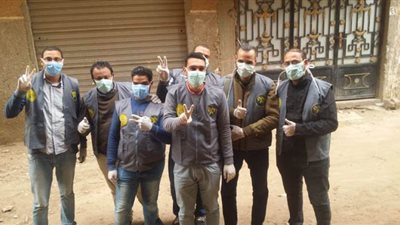 بالكمامات.. انتظام الكشافين في قراءة عدادات الكهرباء