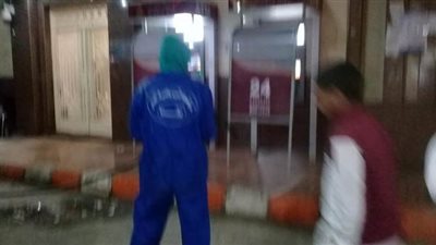 فرق شبابية ليلية لتعقيم ماكينات الصراف الآلي في قنا