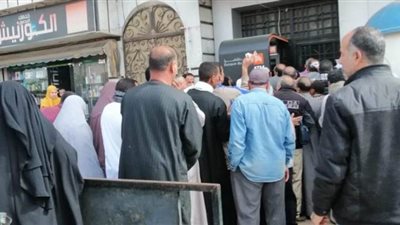 تكدس وزحام المواطنين أمام ماكينات الصرف بالبنوك في الغربية | صور